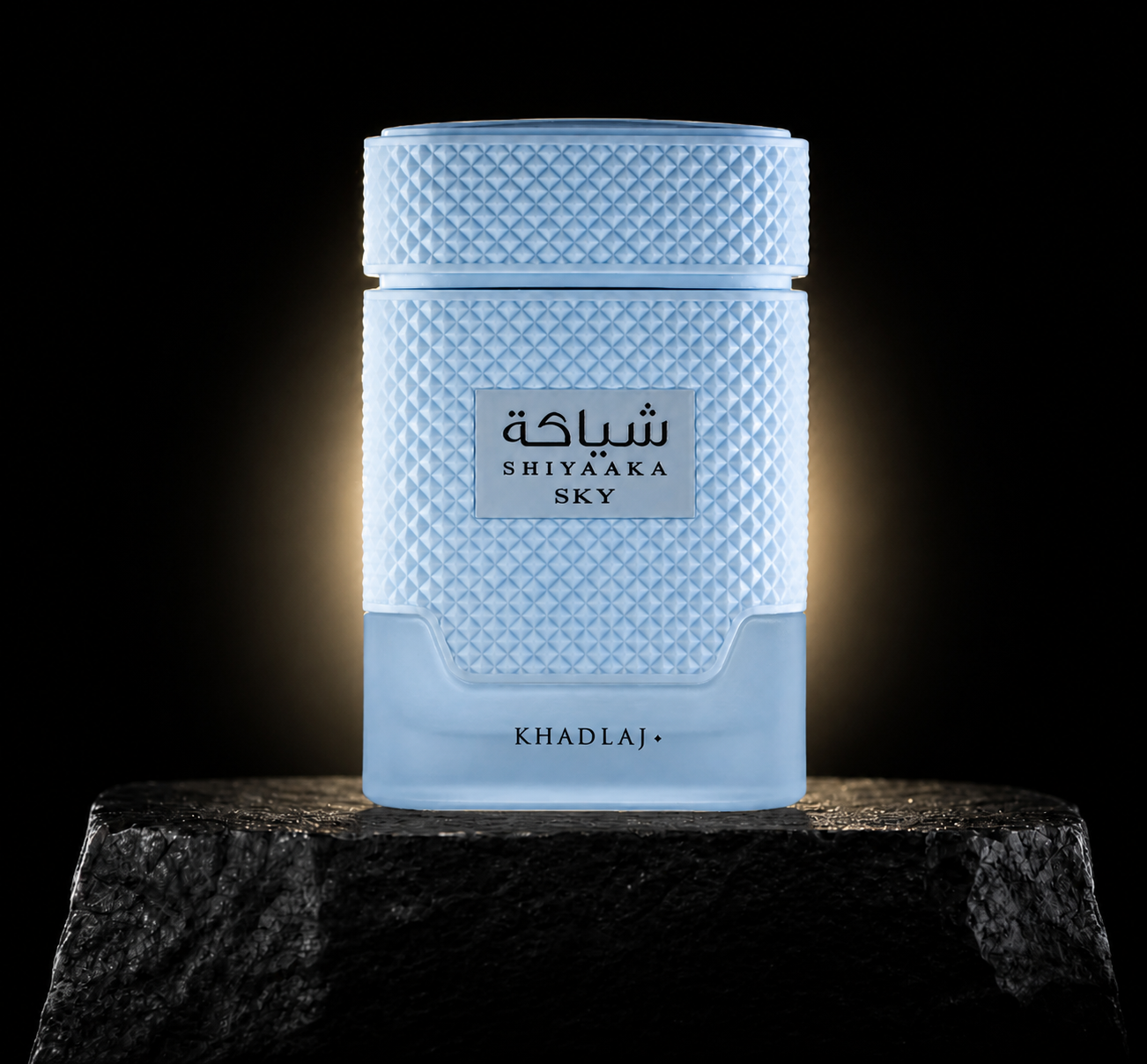 Shiyaaka Sky da Khadlaj em cenário editorial premium preto e dourado