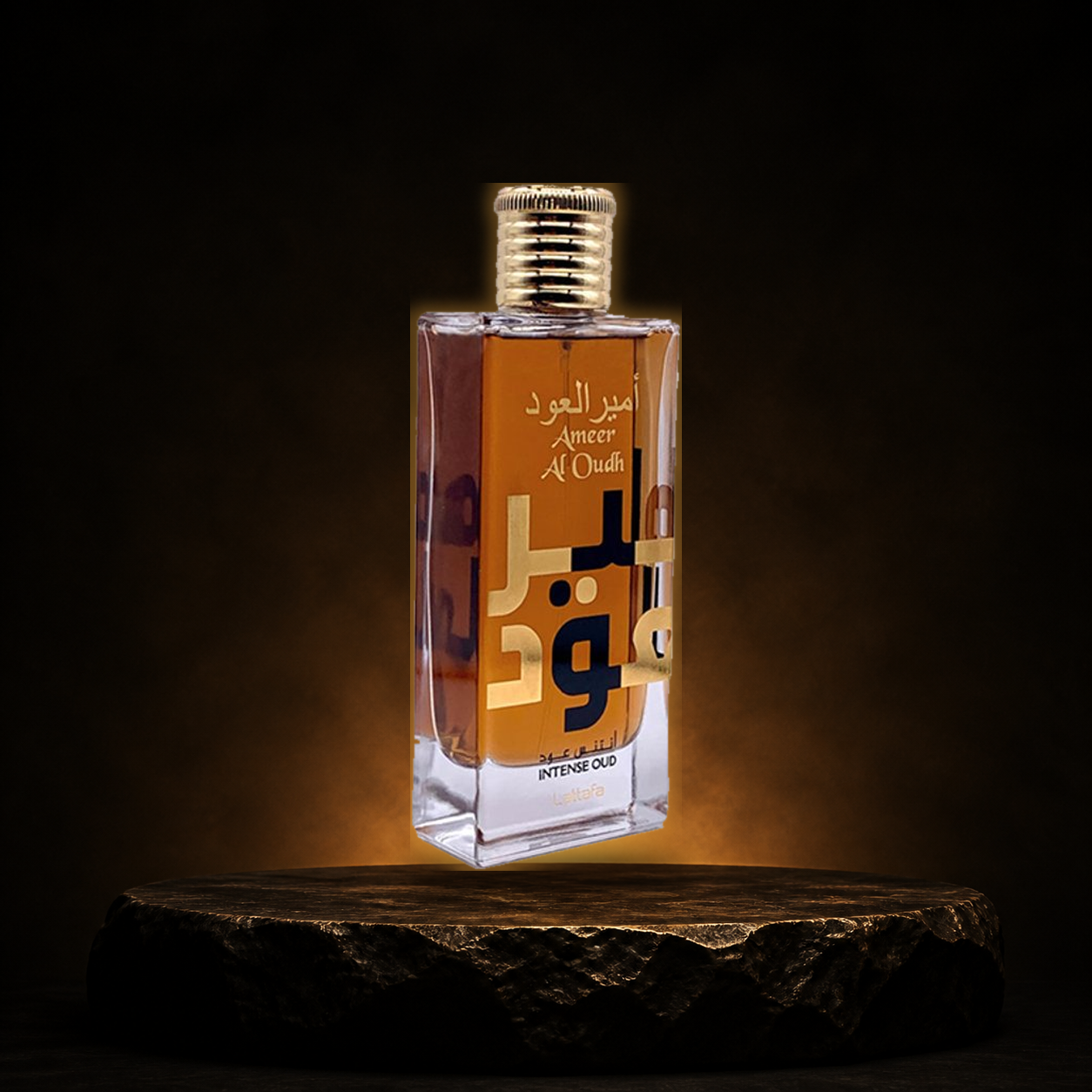Ameer Al Oudh Intense Oud — Lattafa em cenário editorial premium preto e dourado
