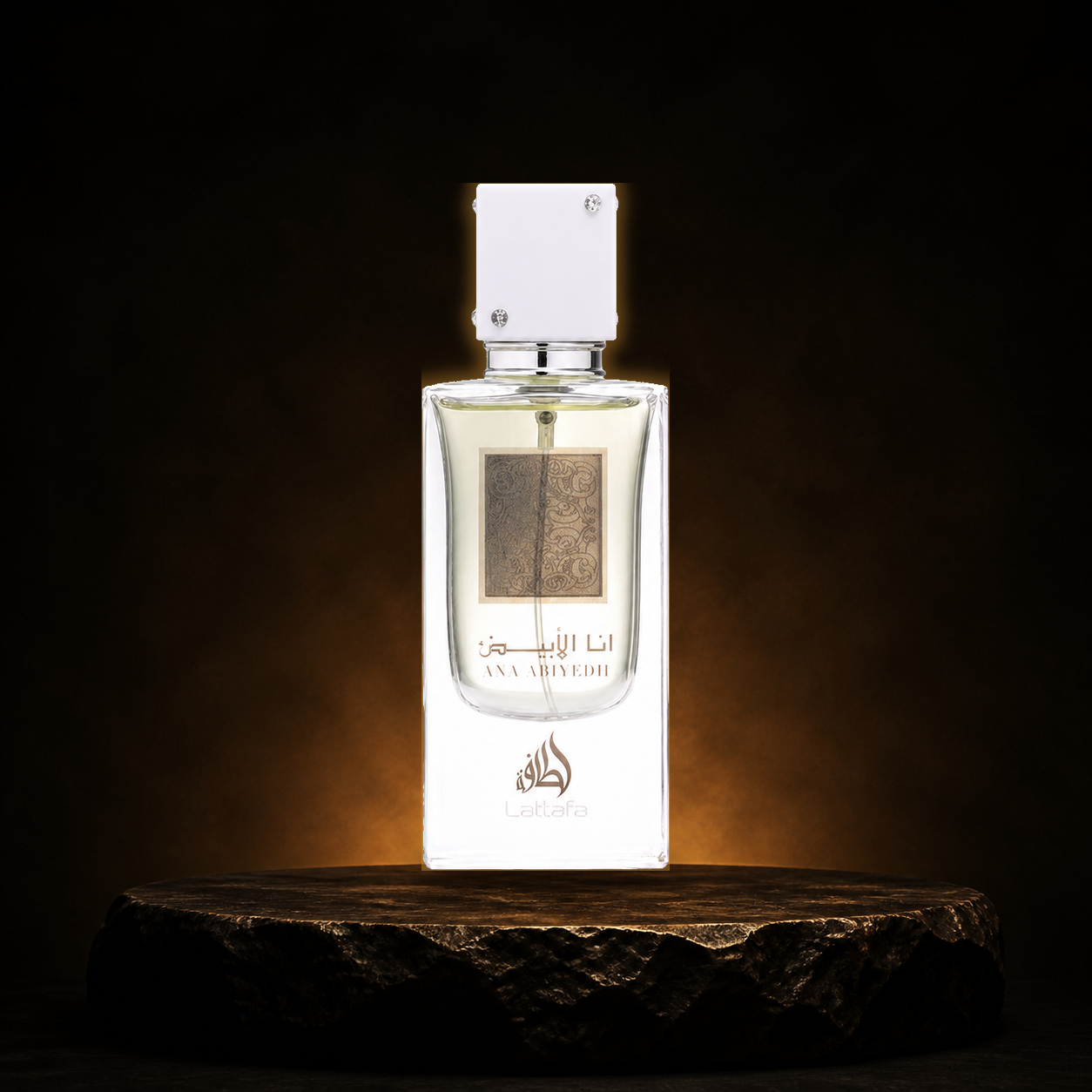 Ana Abiyedh — Lattafa em cenário editorial premium preto e dourado
