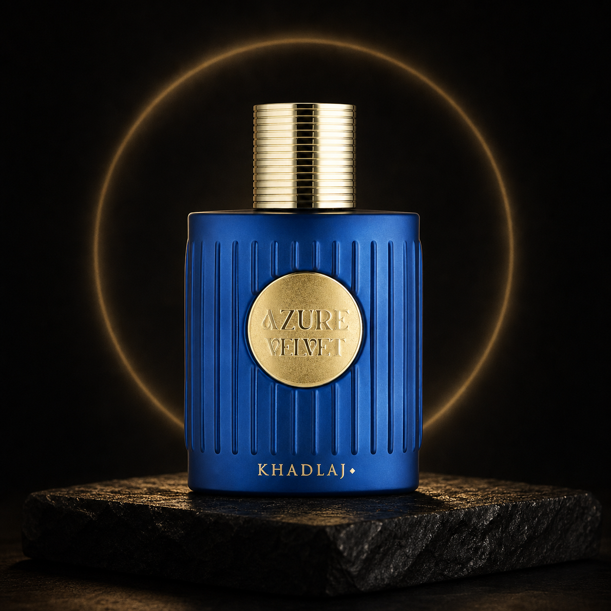 Azure Velvet da Khadlaj em cenário editorial preto e dourado