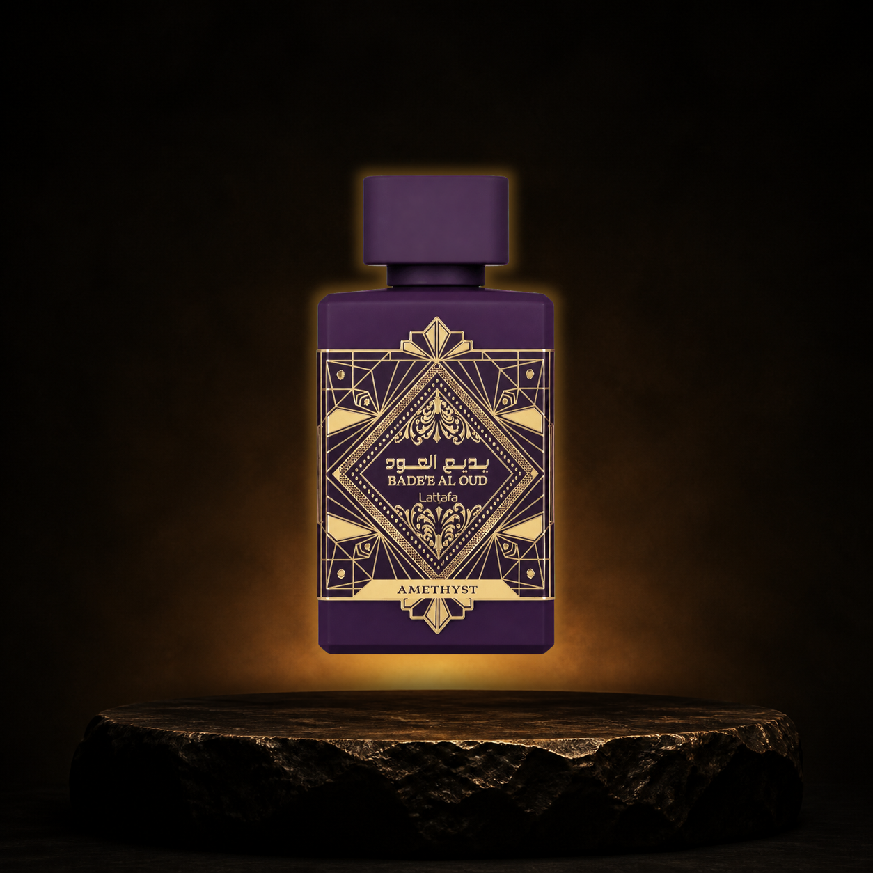 Bade'e Al Oud Amethyst — Lattafa em cenário editorial premium preto e dourado