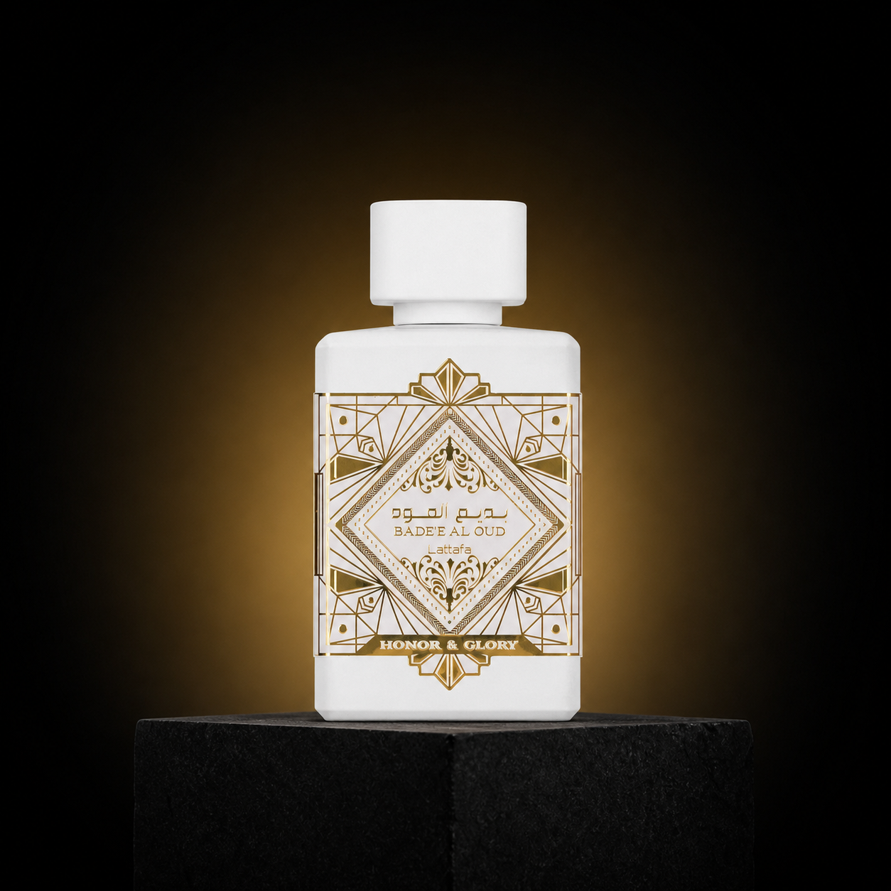 Bade'e Al Oud Honor and Glory — Lattafa em cenário editorial premium preto e dourado