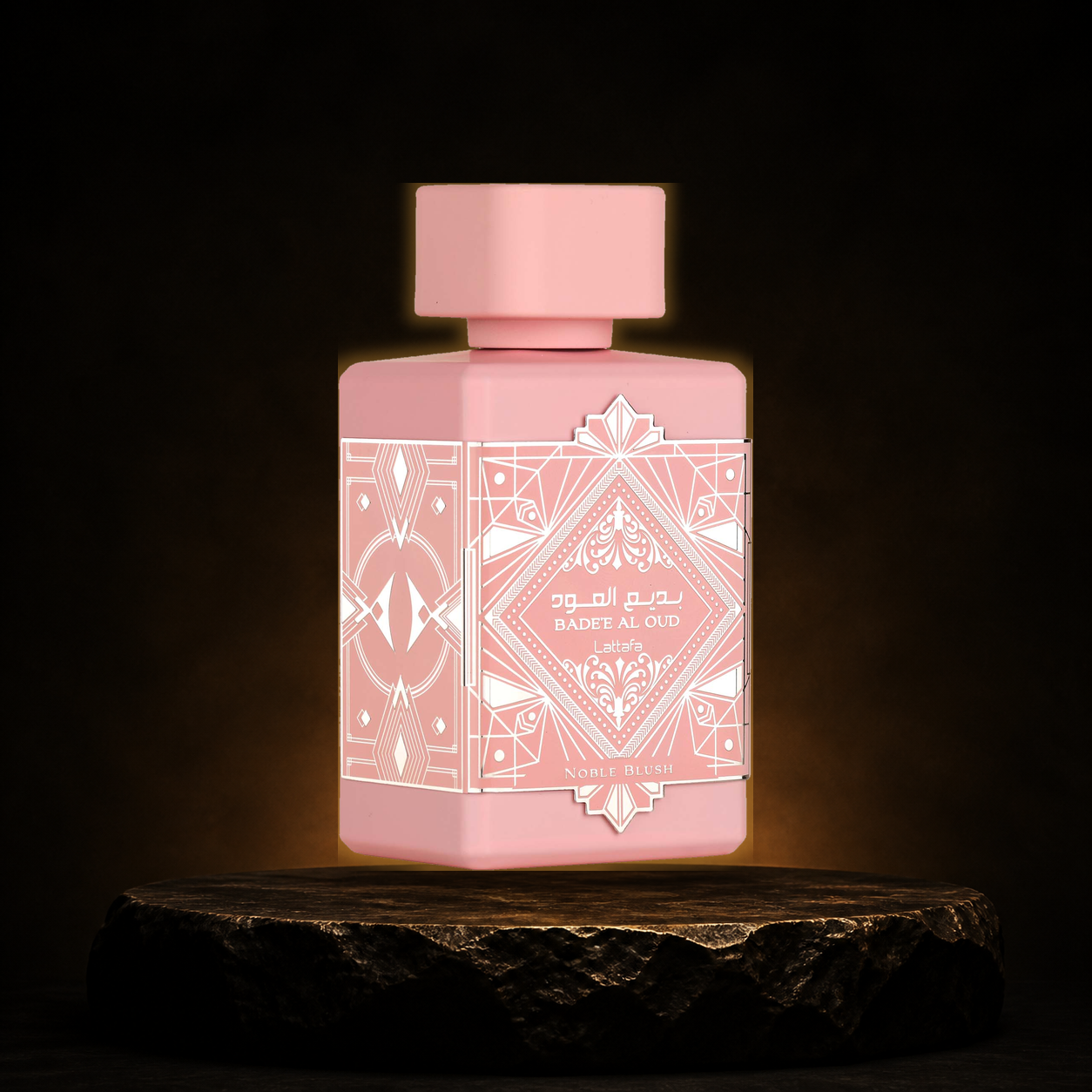 Bade'e Al Oud Noble Blush — Lattafa em cenário editorial premium preto e dourado