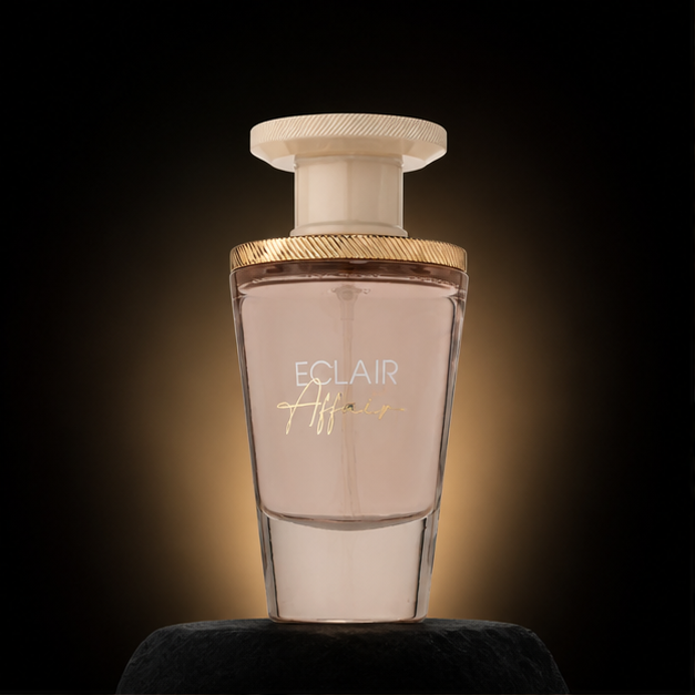 Eclair Affair — French Avenue em cenário editorial premium preto e dourado