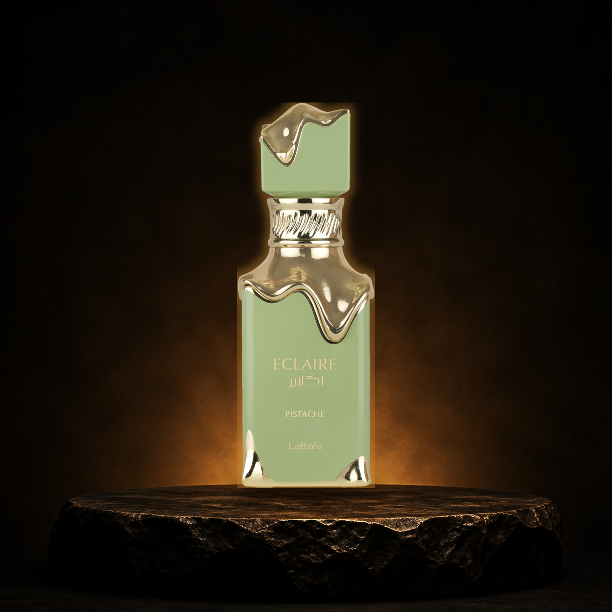 Eclaire Pistache — Lattafa em cenário editorial premium preto e dourado