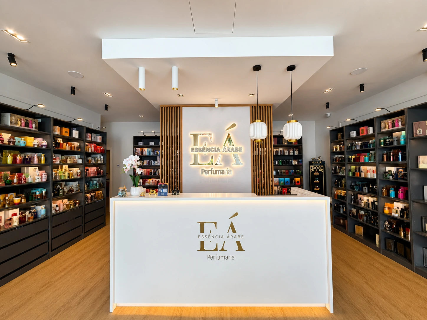 Interior da loja Essência Árabe com a receção e a seleção de perfumes