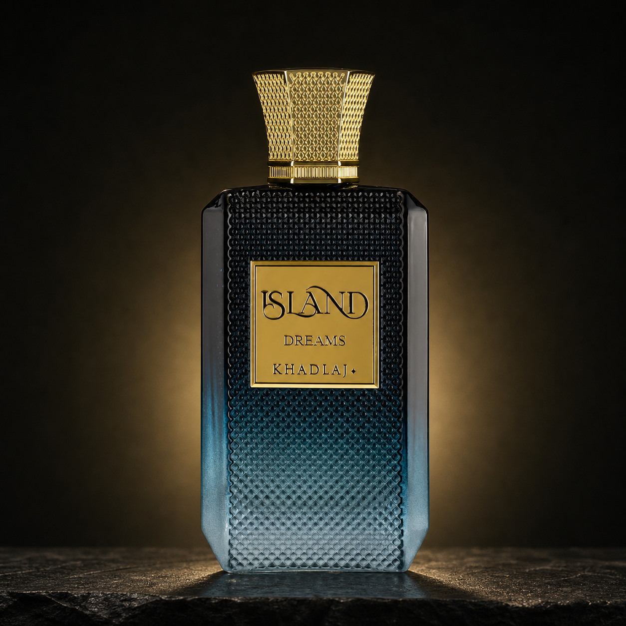 Island Dreams da Khadlaj em cenário editorial preto e dourado