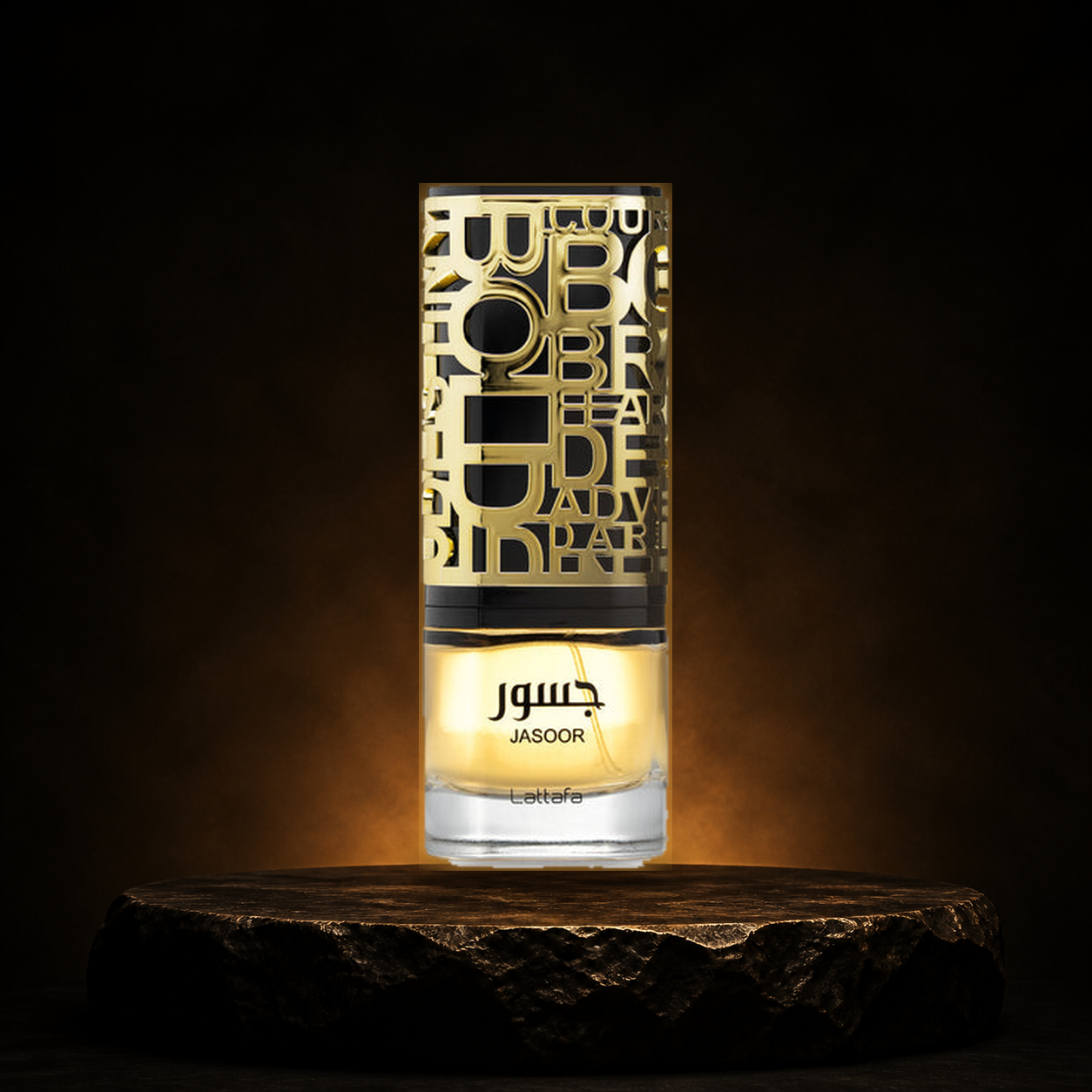 Jasoor — Lattafa em cenário editorial premium preto e dourado