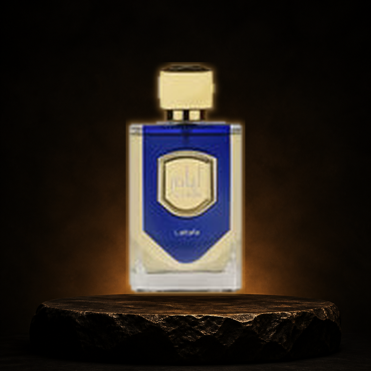 Liam Blue Shine — Lattafa em cenário editorial premium preto e dourado