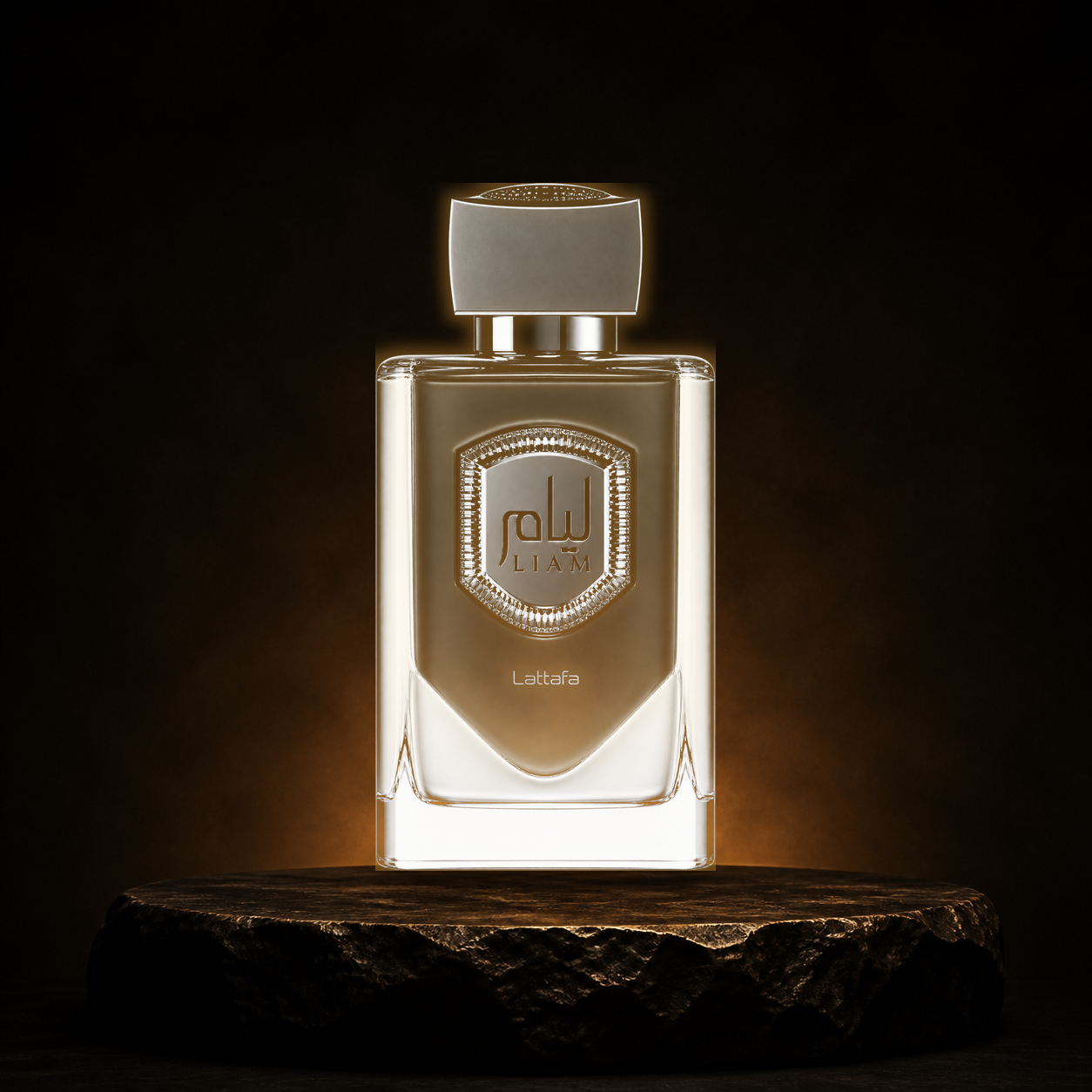 Liam — Lattafa em cenário editorial premium preto e dourado