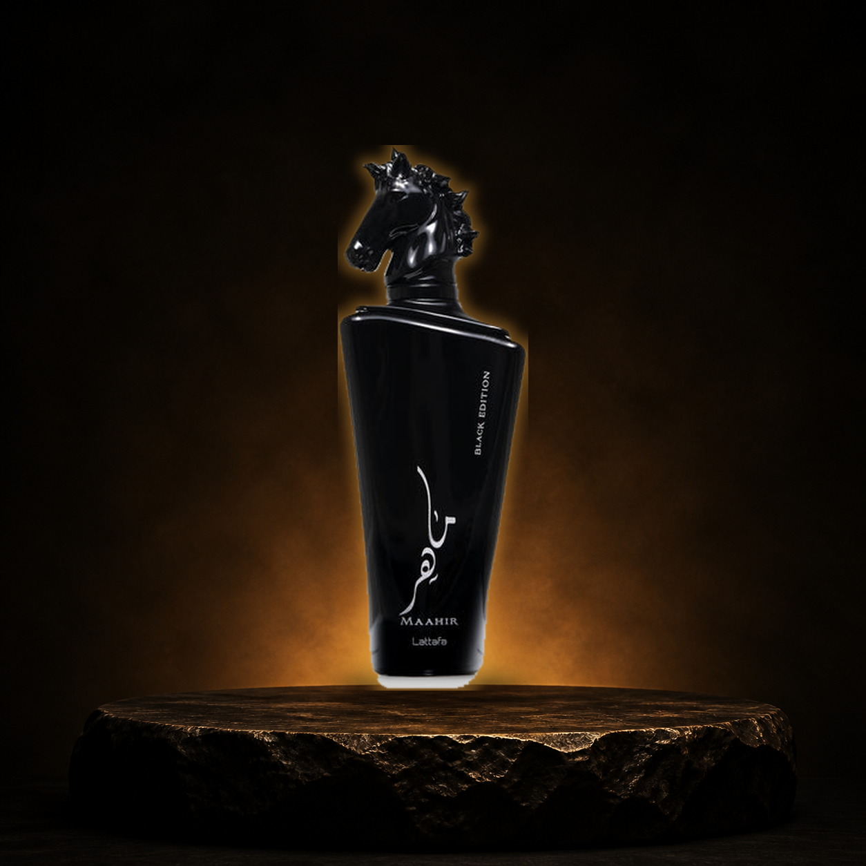 Maahir Black Edition — Lattafa em cenário editorial premium preto e dourado