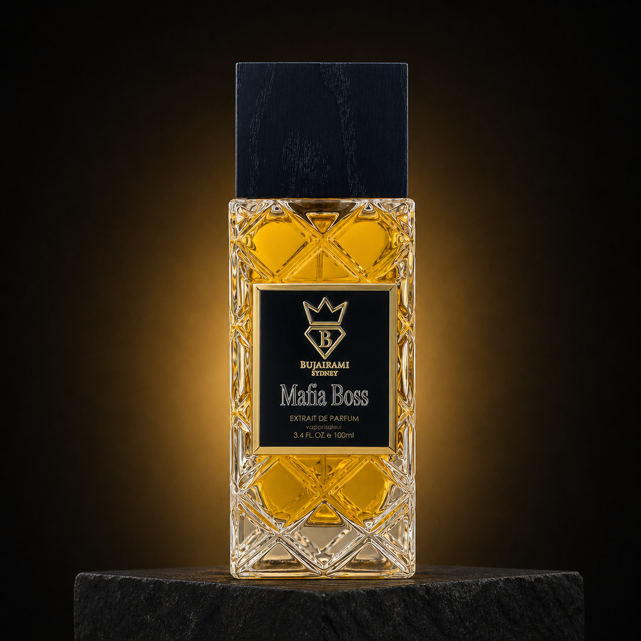 Mafia Boss — Bujairami em cenário editorial premium preto e dourado