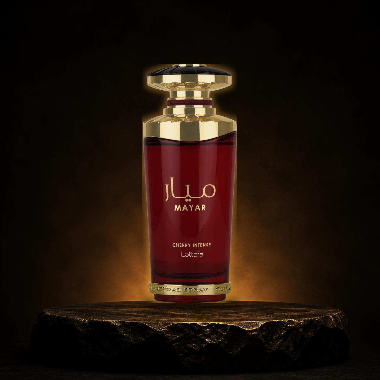Mayar Cherry Intense — Lattafa em cenário editorial premium preto e dourado