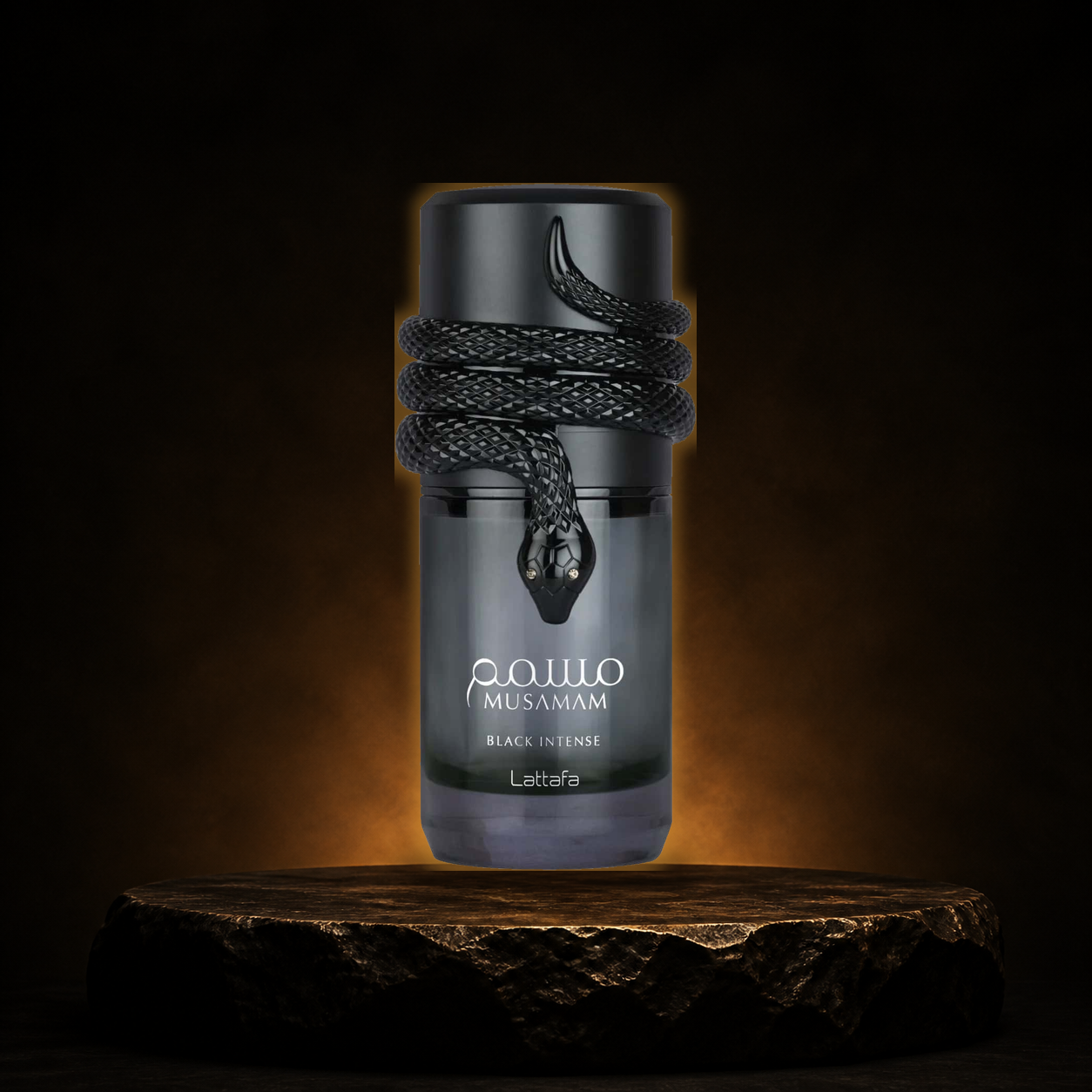 Musamam Black Intense — Lattafa em cenário editorial premium preto e dourado