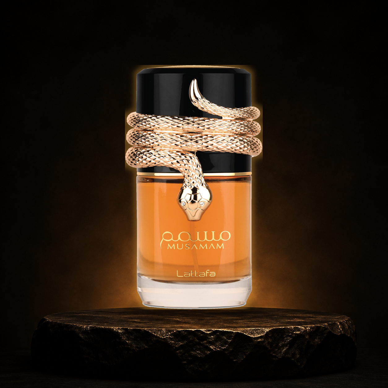 Musamam — Lattafa em cenário editorial premium preto e dourado