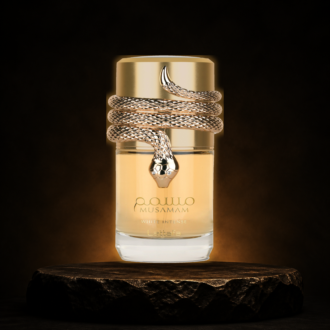 Musamam White Intense — Lattafa em cenário editorial premium preto e dourado