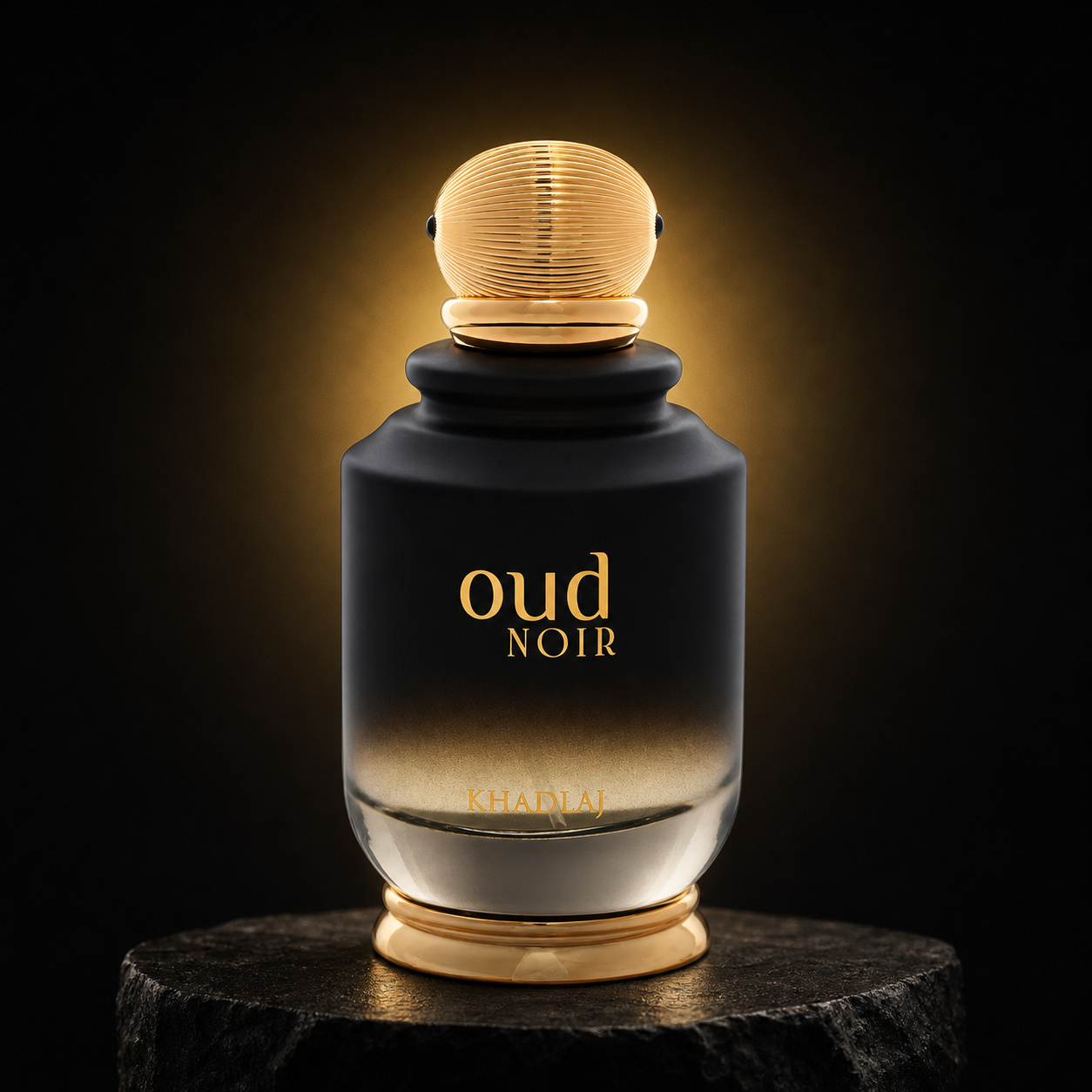 Oud Noir da Khadlaj em cenário editorial preto e dourado