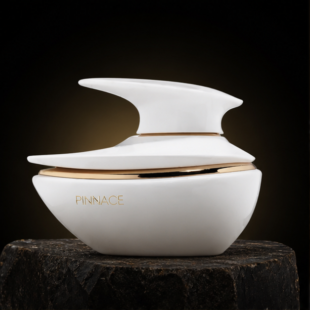 Pinnace — French Avenue em cenário editorial premium preto e dourado