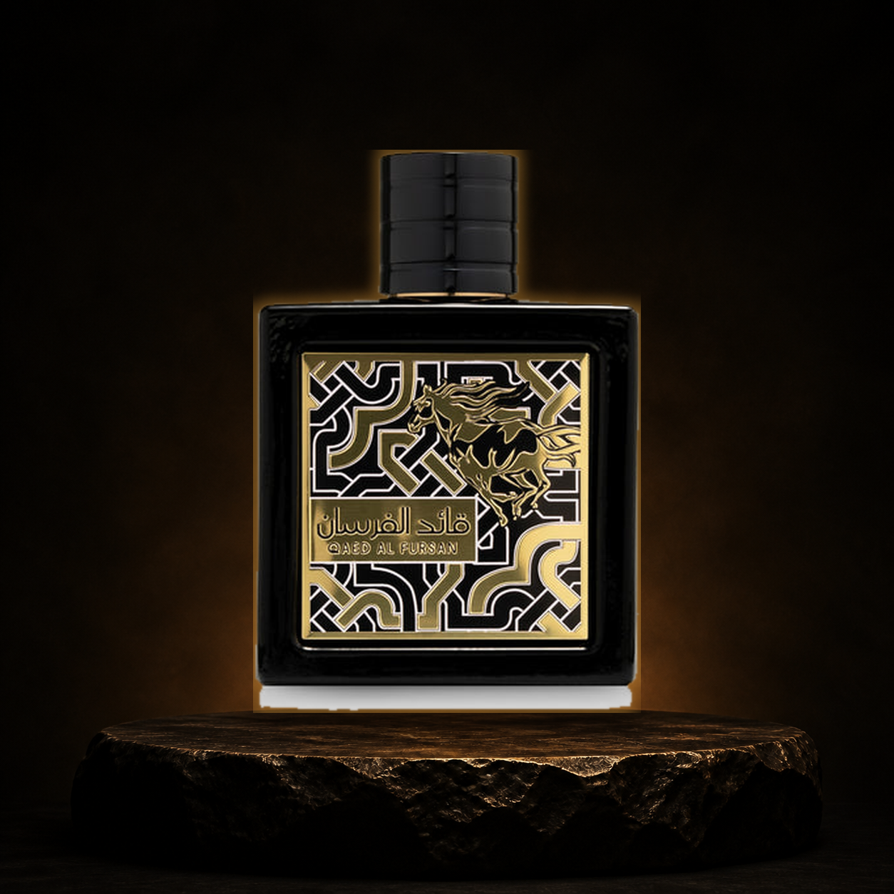Qaed Al Fursan — Lattafa em cenário editorial premium preto e dourado