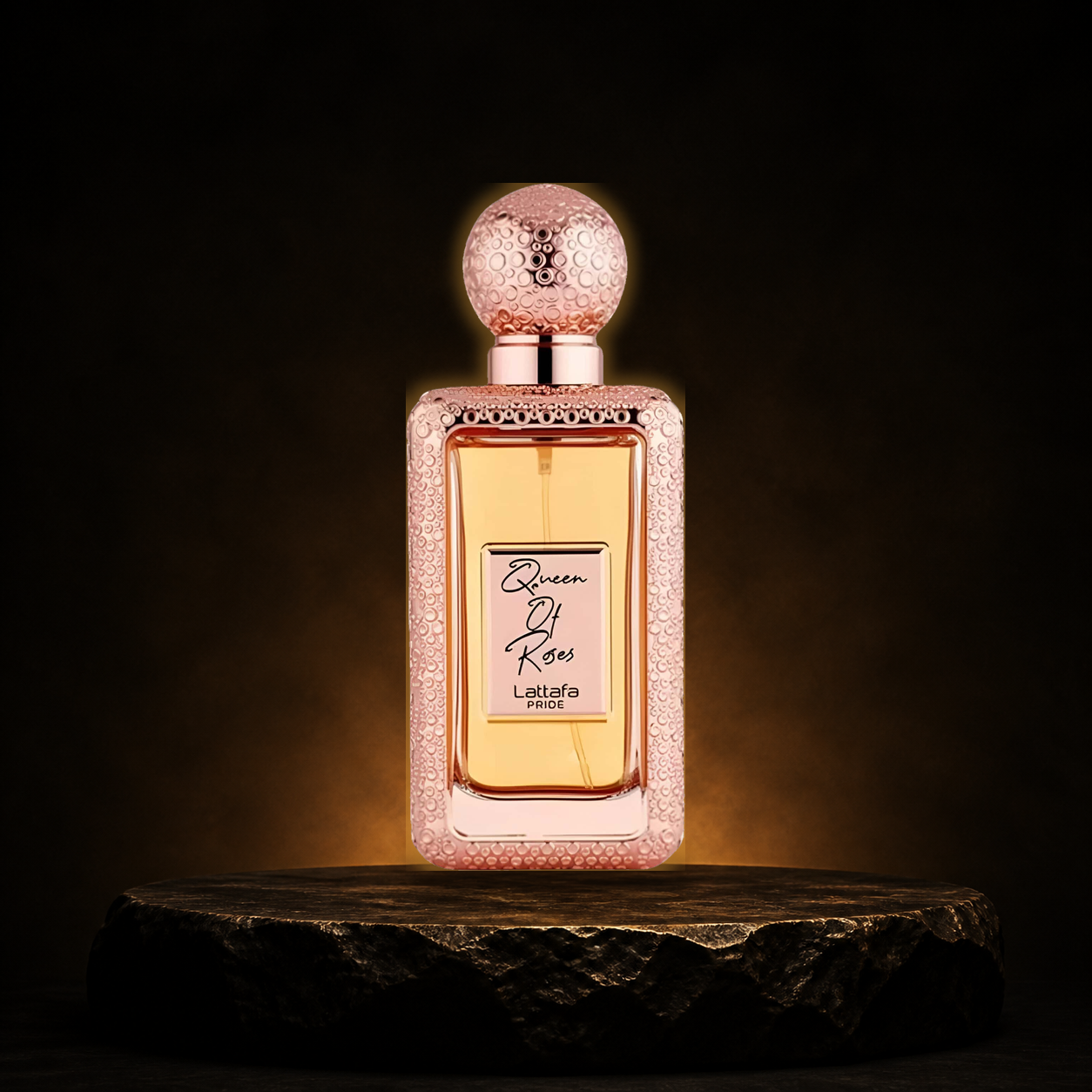 Qeen Of Roses — Lattafa em cenário editorial premium preto e dourado