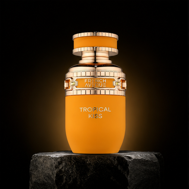 Tropical Kiss — French Avenue em cenário editorial premium preto e dourado