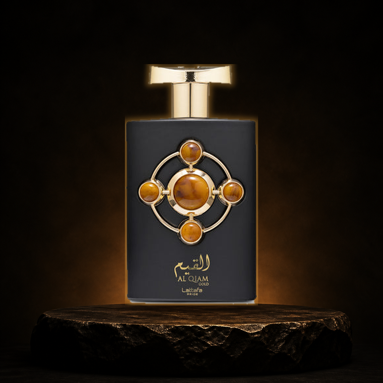 Al Qiam Gold — Lattafa em cenário editorial premium preto e dourado
