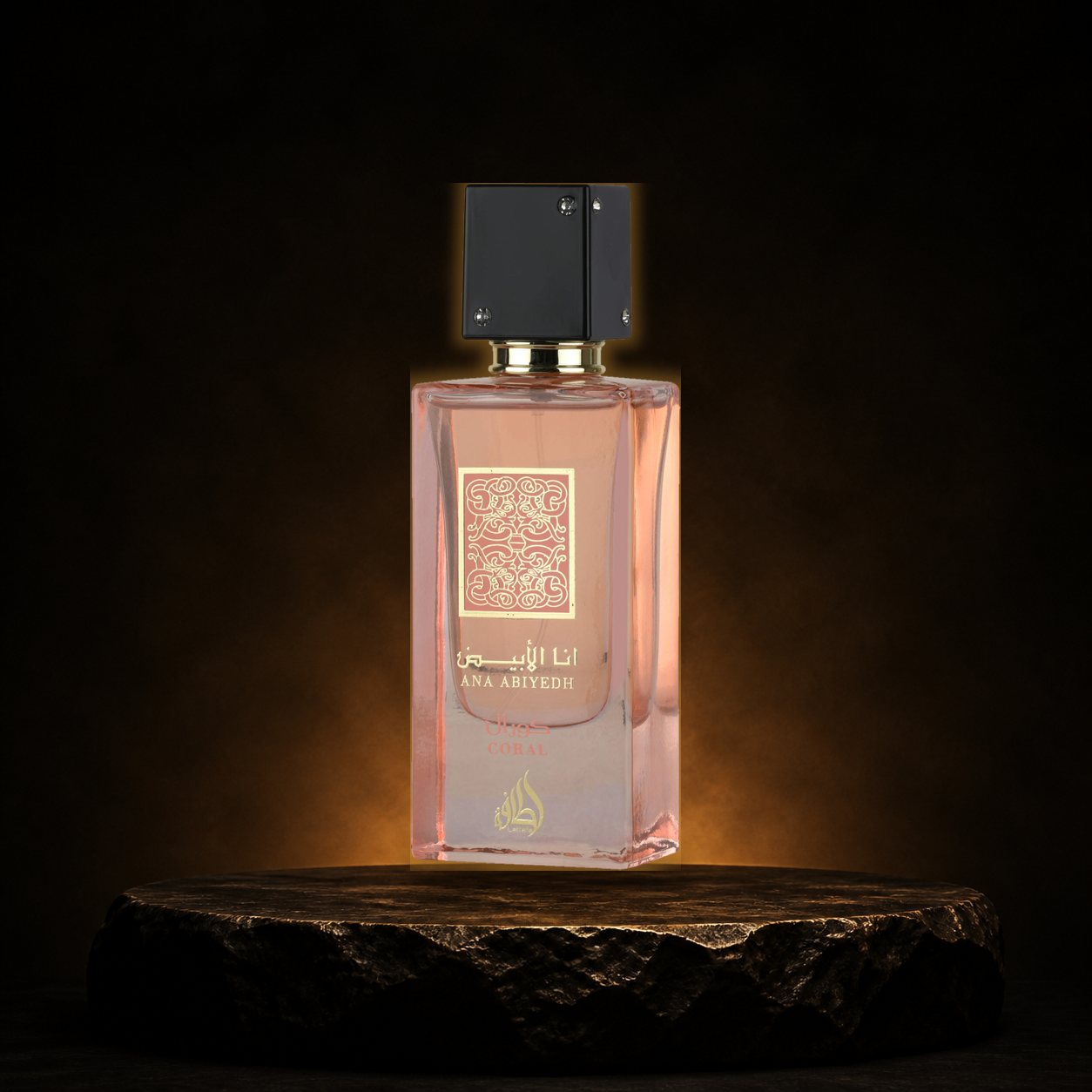 Ana Abiyedh Coral — Lattafa em cenário editorial premium preto e dourado