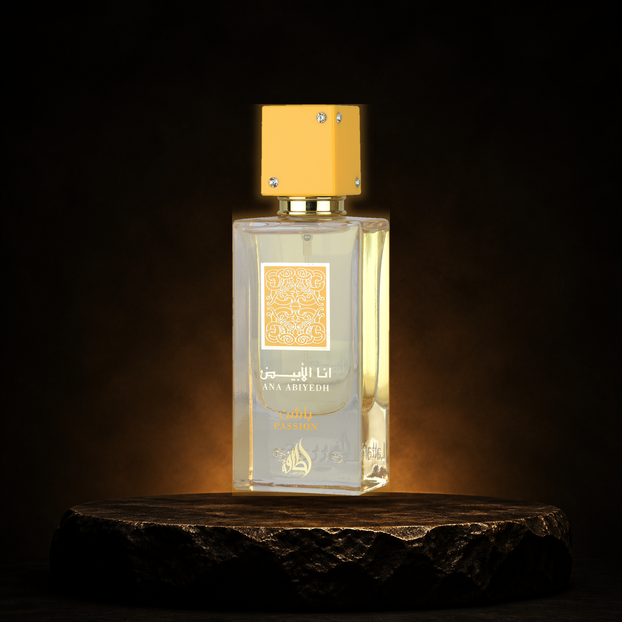 Ana Abiyedh Passion — Lattafa em cenário editorial premium preto e dourado
