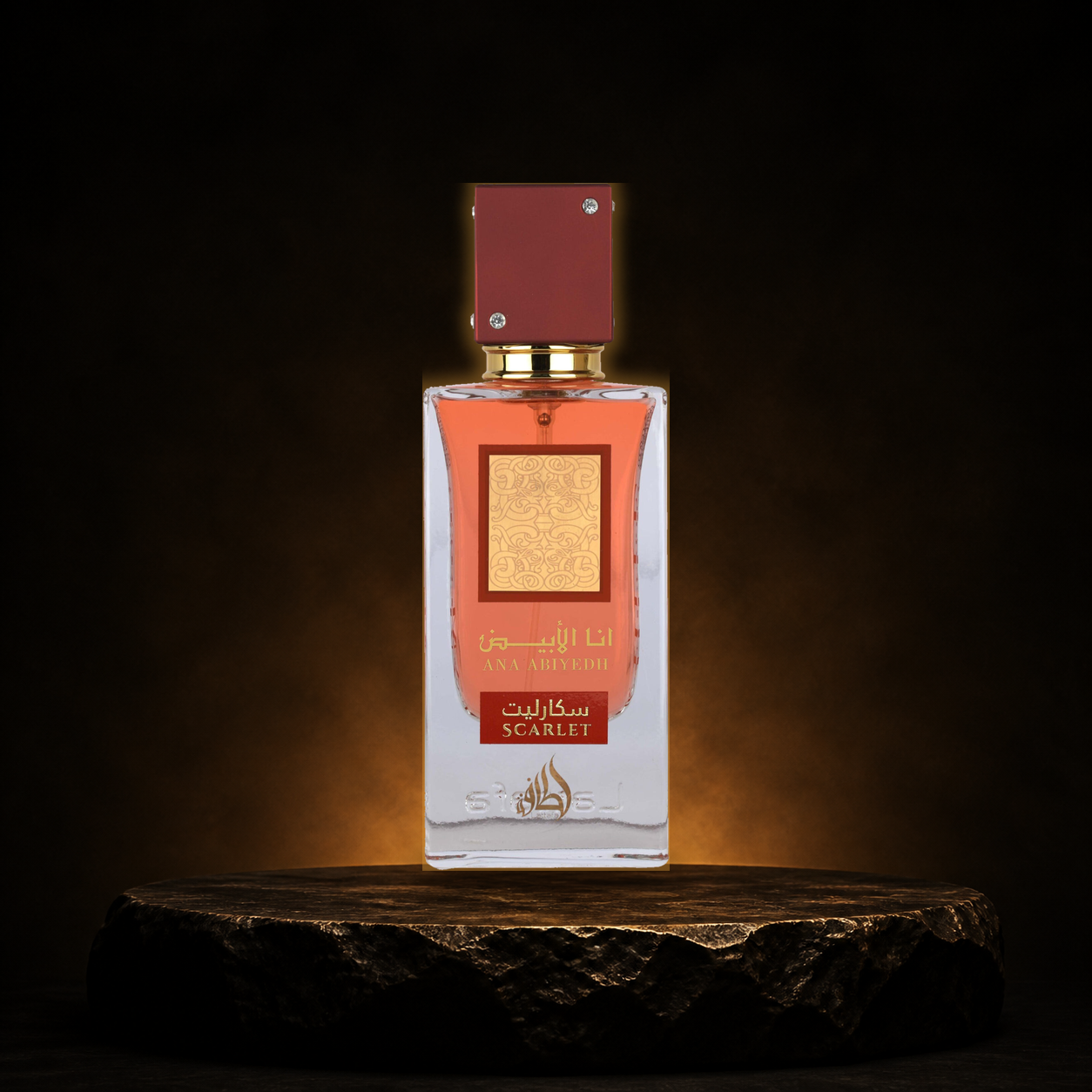 Ana Abiyedh Scarlet — Lattafa em cenário editorial premium preto e dourado