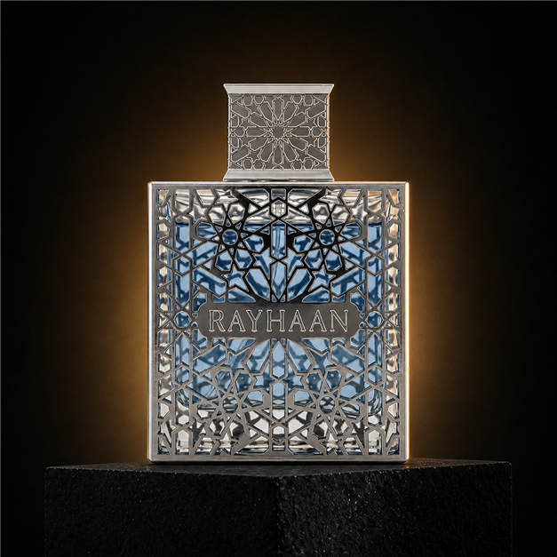 Aquatica — Rayhaan em cenário editorial premium preto e dourado