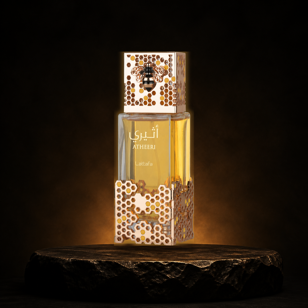 Atheeri — Lattafa em cenário editorial premium preto e dourado