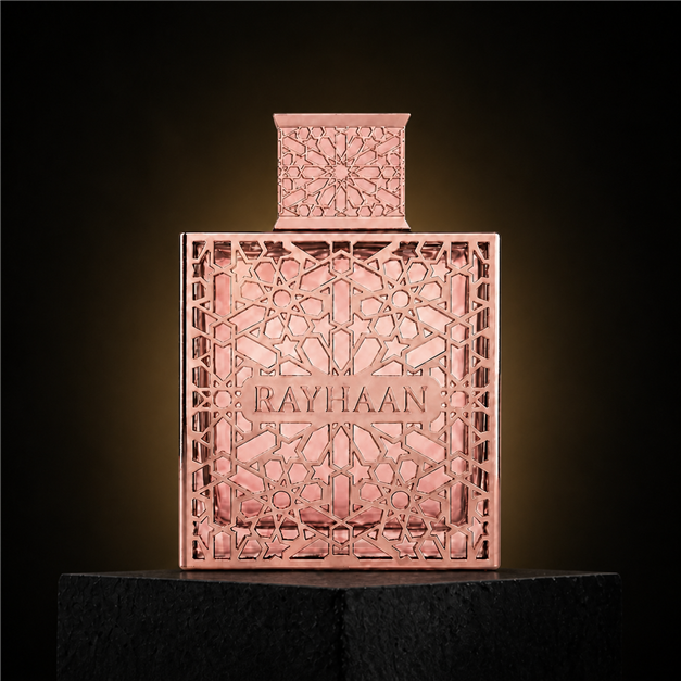Divine — Rayhaan em cenário editorial premium preto e dourado