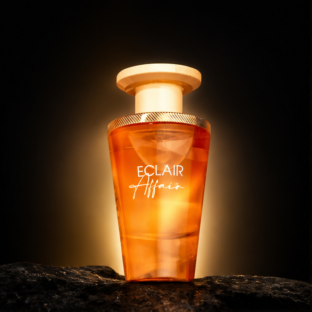 Eclair Addict — French Avenue em cenário editorial premium preto e dourado