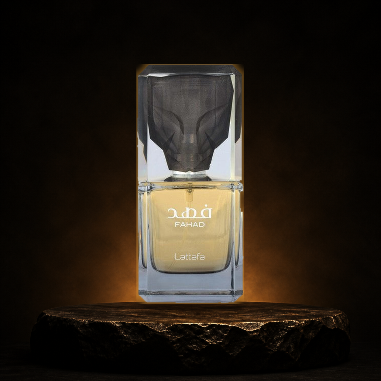 Fahad — Lattafa em cenário editorial premium preto e dourado