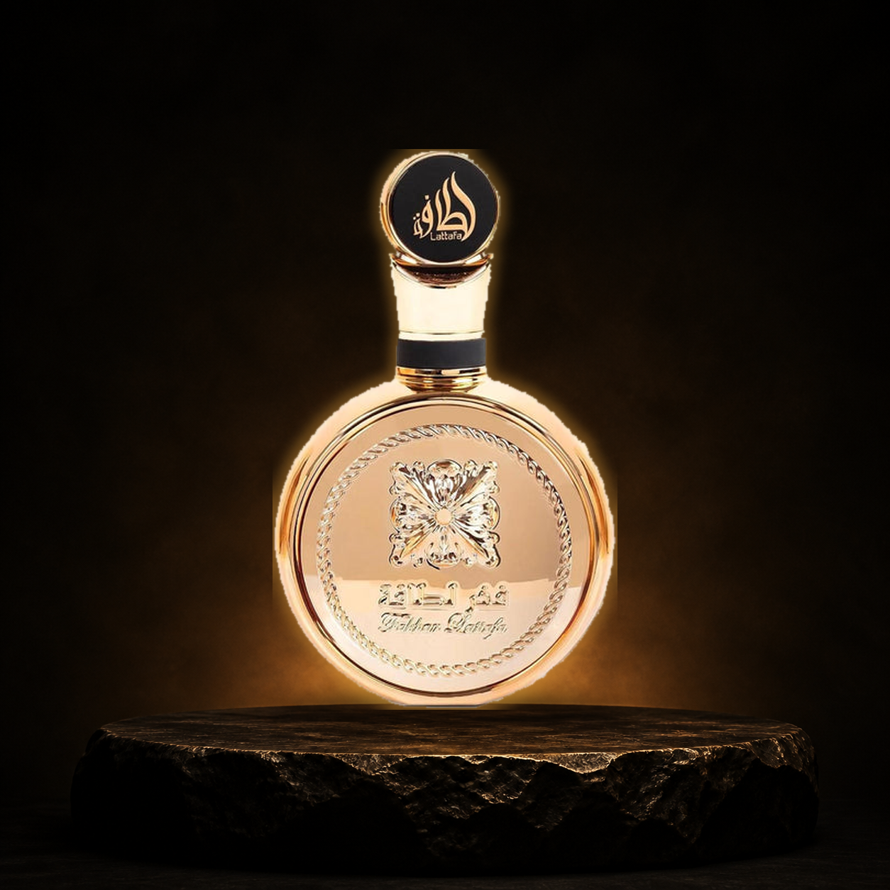 Fakhar Gold — Lattafa em cenário editorial premium preto e dourado