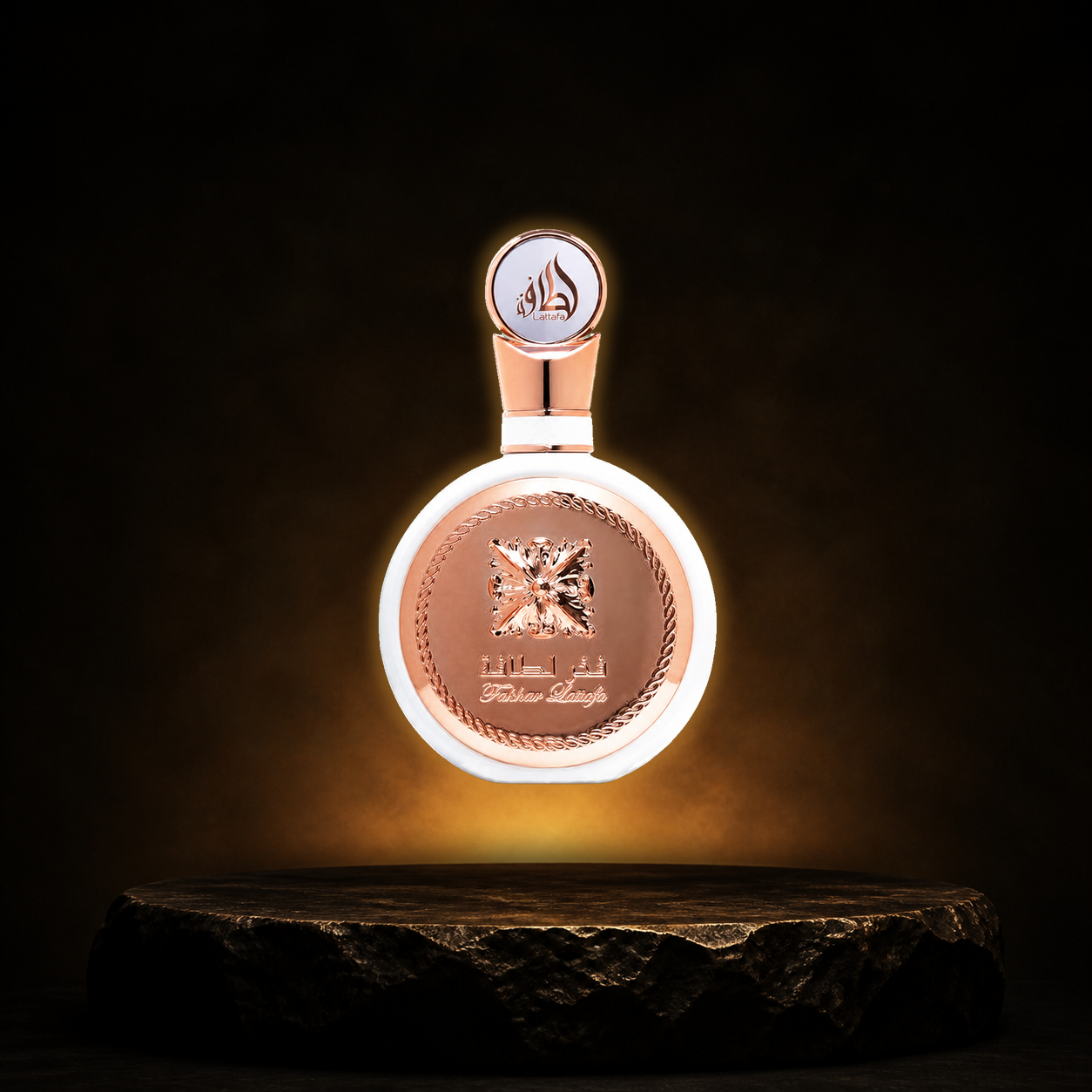 Fakhar Rose — Lattafa em cenário editorial premium preto e dourado