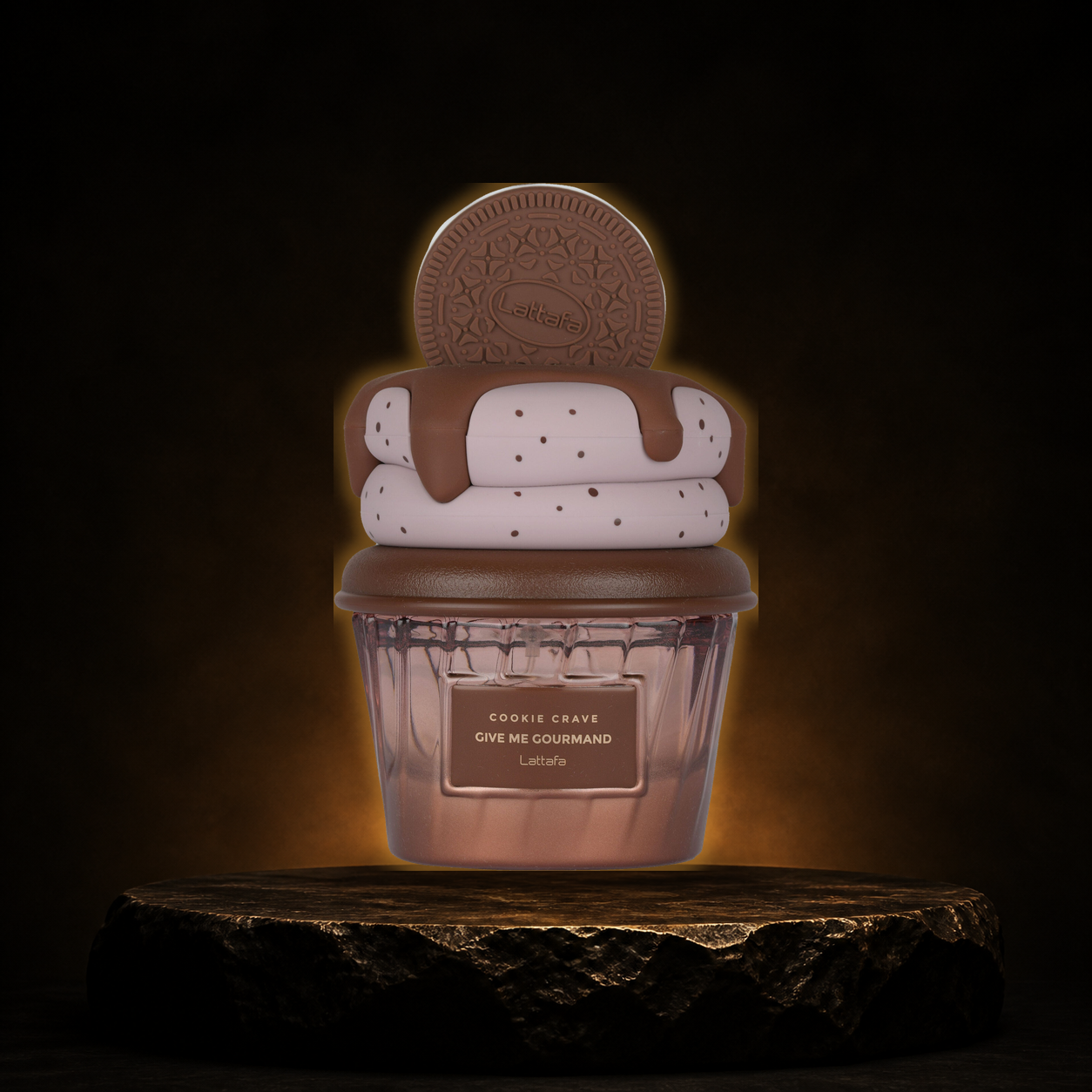 Give me Gourmand Cookie Crave — Lattafa em cenário editorial premium preto e dourado