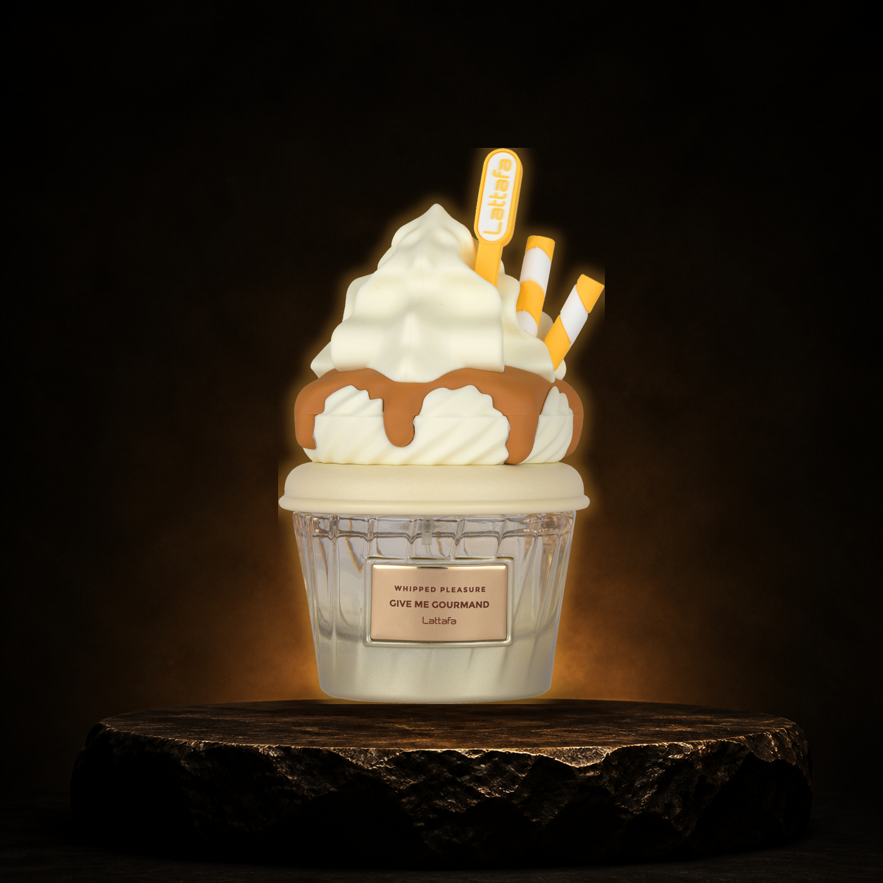 Give me Gourmand Whipped Pleasure — Lattafa em cenário editorial premium preto e dourado
