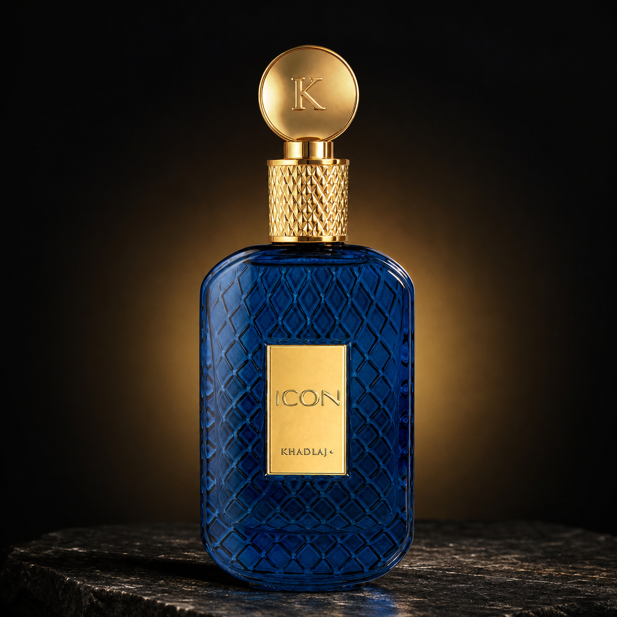 Icon da Khadlaj em cenário editorial preto e dourado