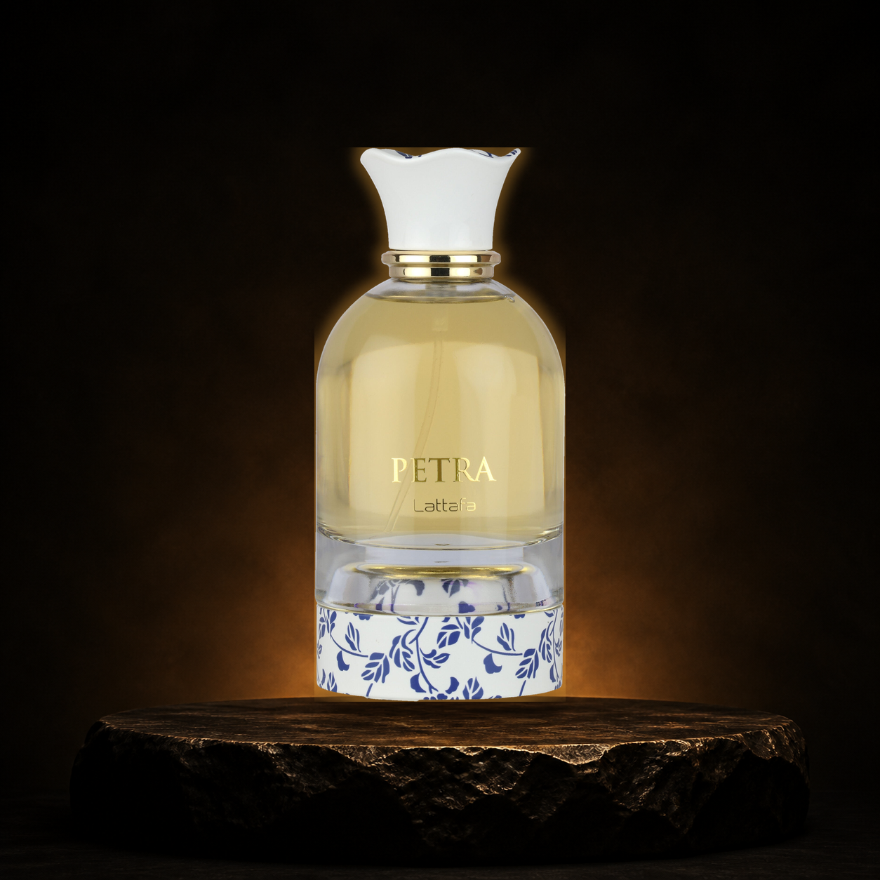 Petra — Lattafa em cenário editorial premium preto e dourado