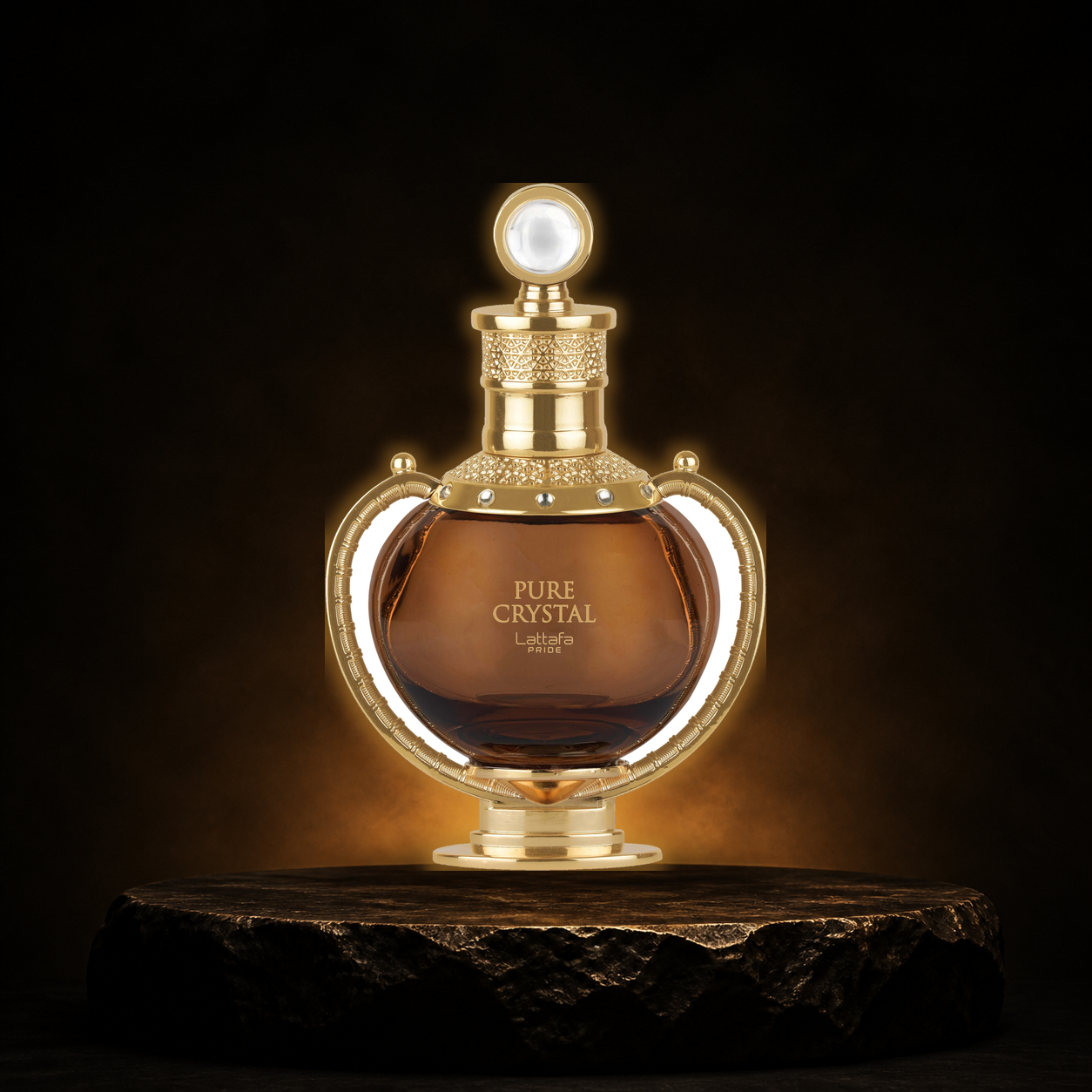 Pure Crystal — Lattafa em cenário editorial premium preto e dourado