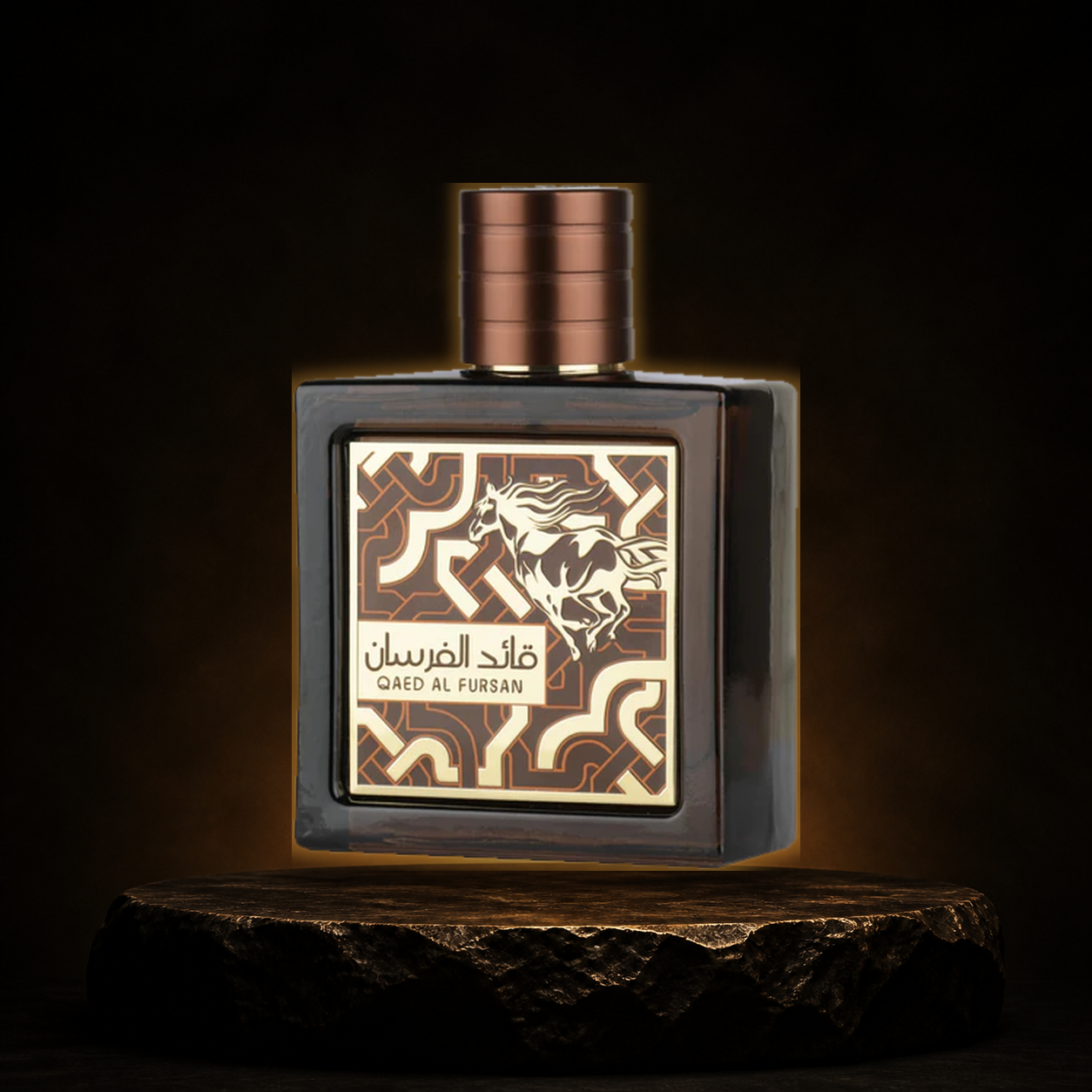 Qaed Al Fursan Untamed — Lattafa em cenário editorial premium preto e dourado