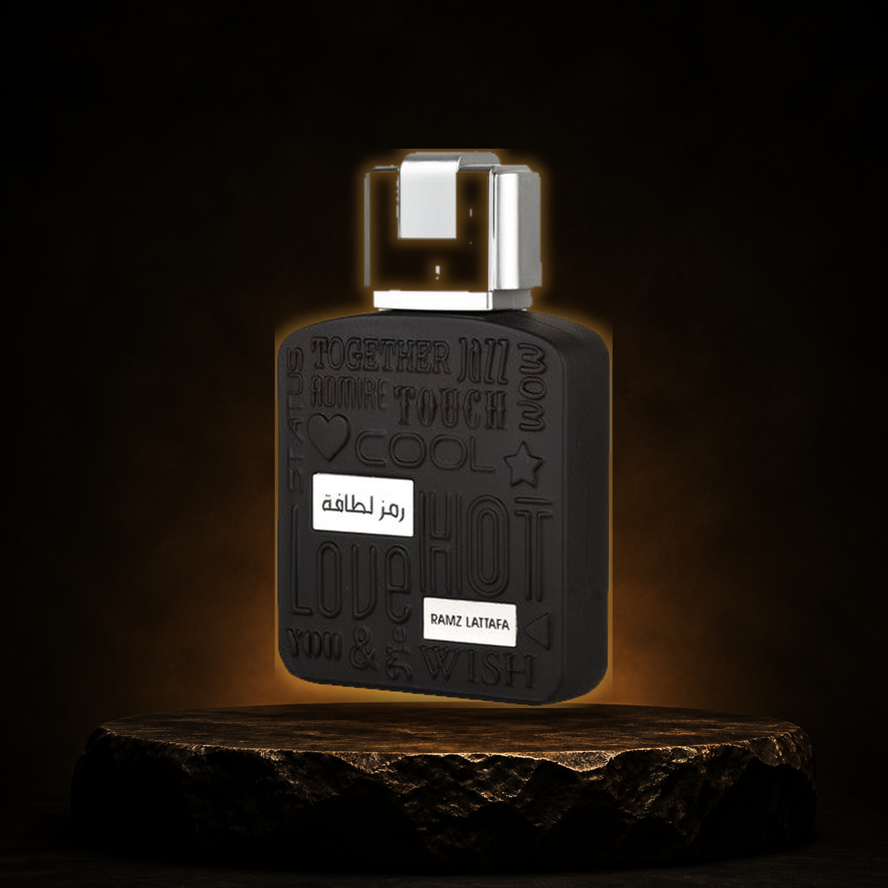 Ramz Silver — Lattafa em cenário editorial premium preto e dourado