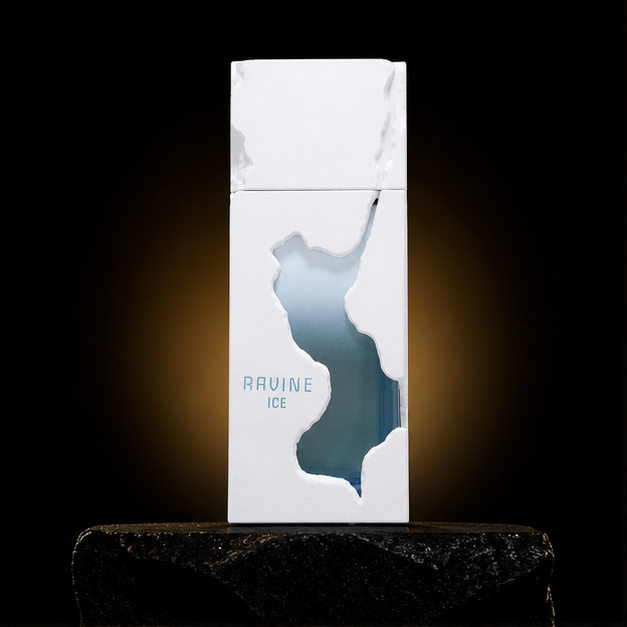 Ravine Ice — French Avenue em cenário editorial premium preto e dourado