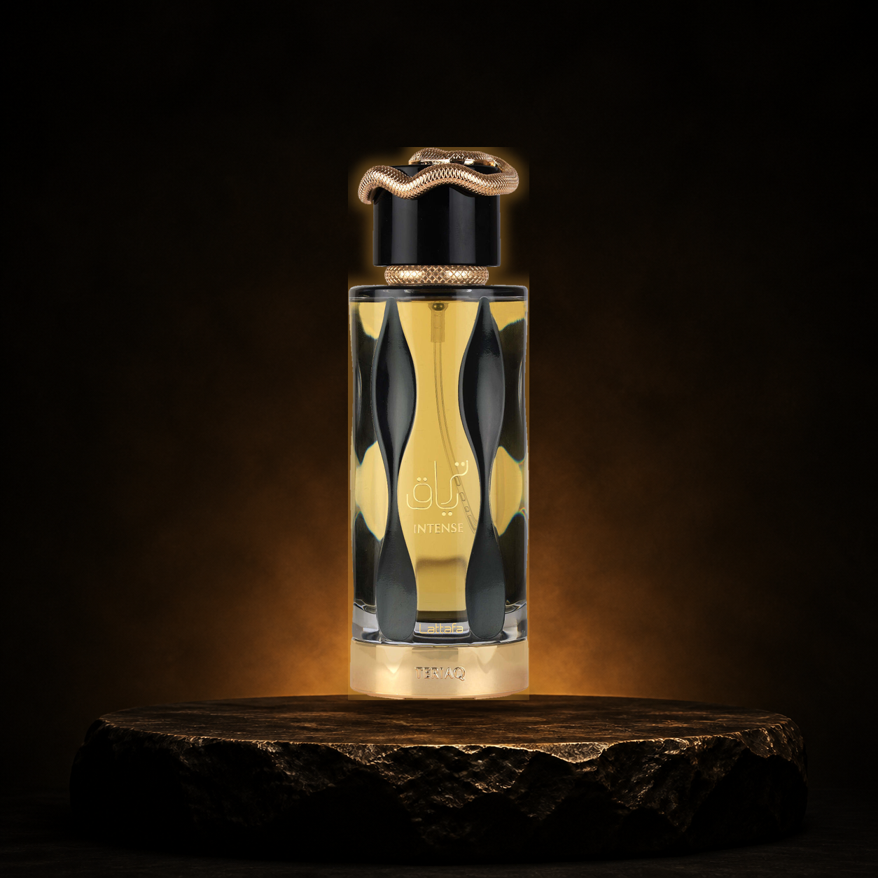 Teriaq Intense — Lattafa em cenário editorial premium preto e dourado