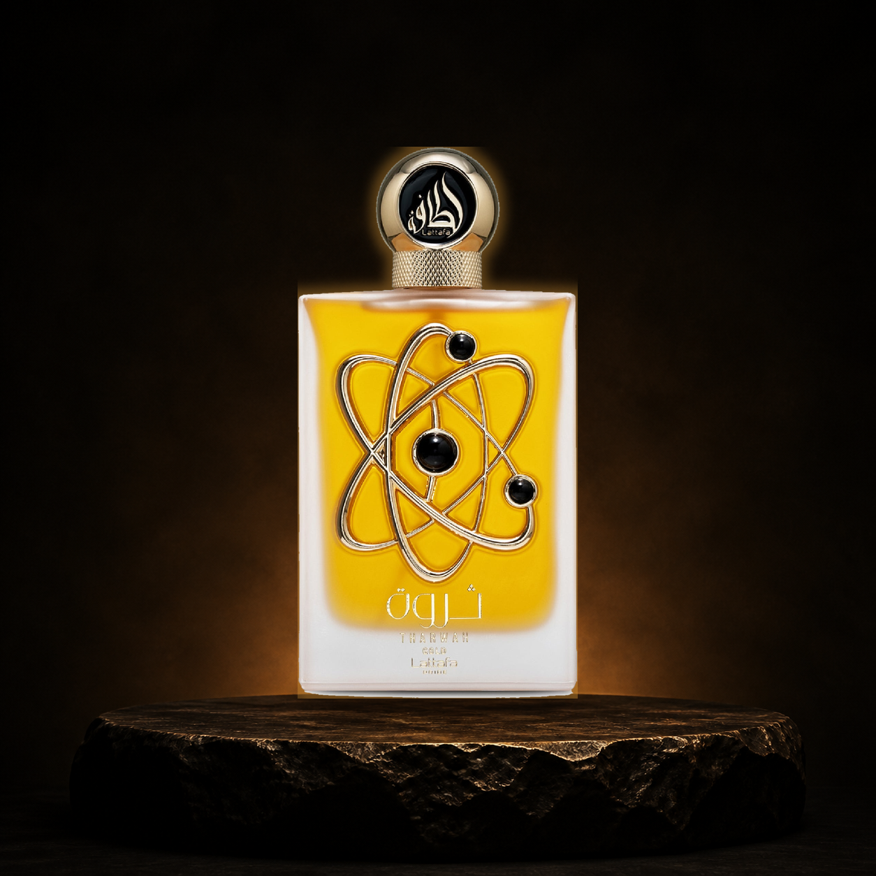 Tharwah Gold — Lattafa em cenário editorial premium preto e dourado