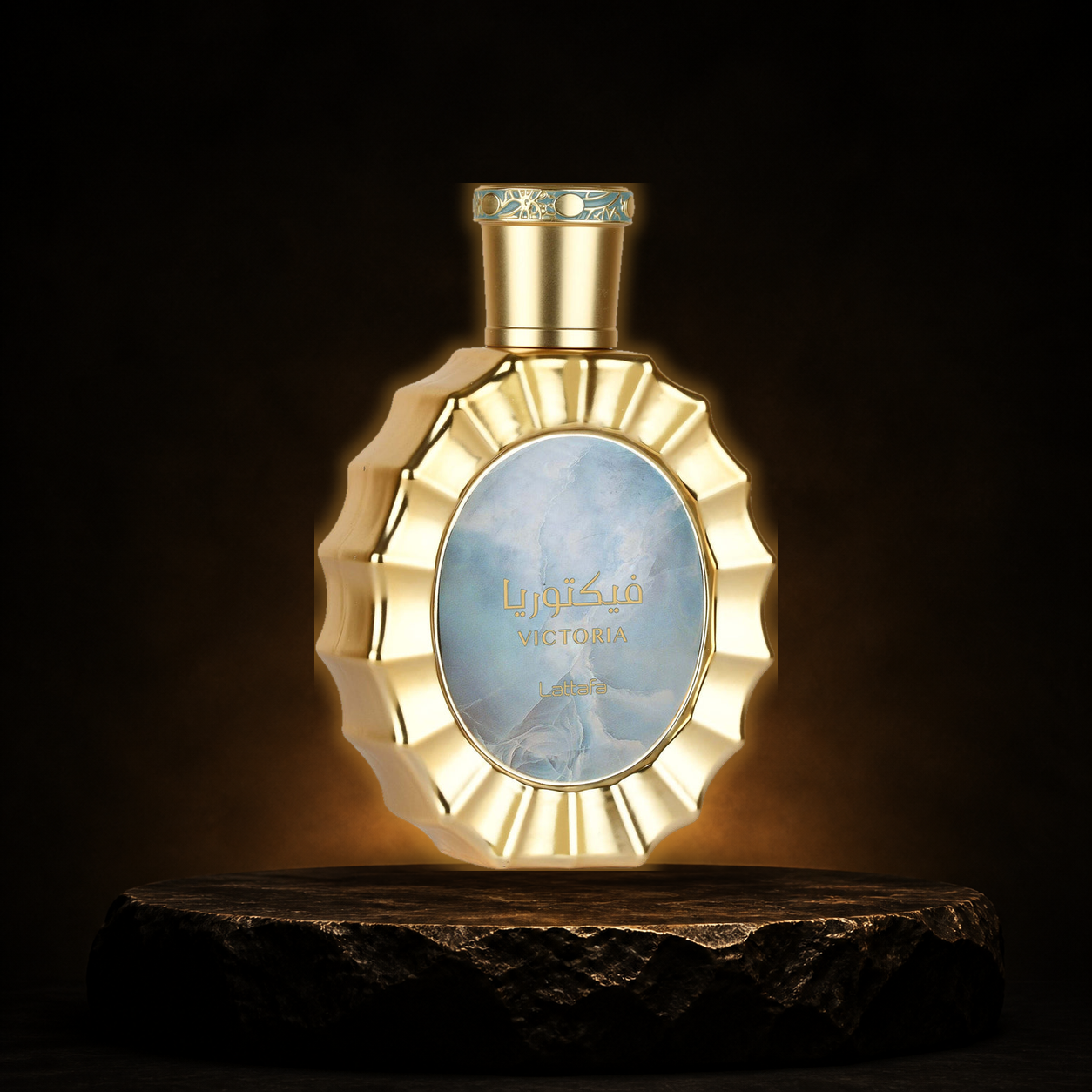 Victoria — Lattafa em cenário editorial premium preto e dourado